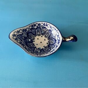 Artistic Blue and White Ceramic Tea Strainer / Spoon Holder
#B-100